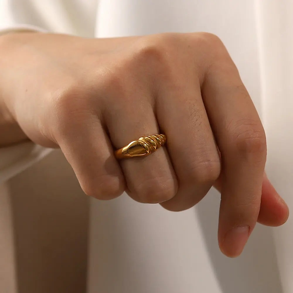 Croissant ring