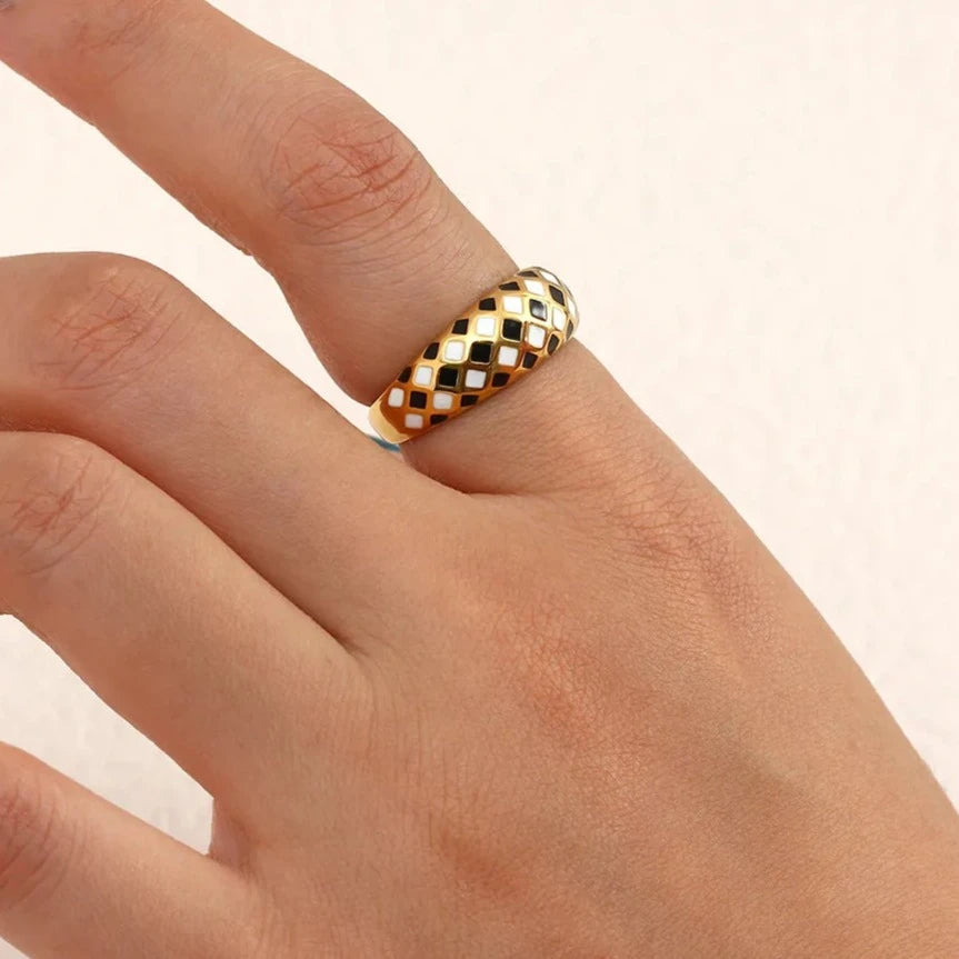 Chequerboard ring