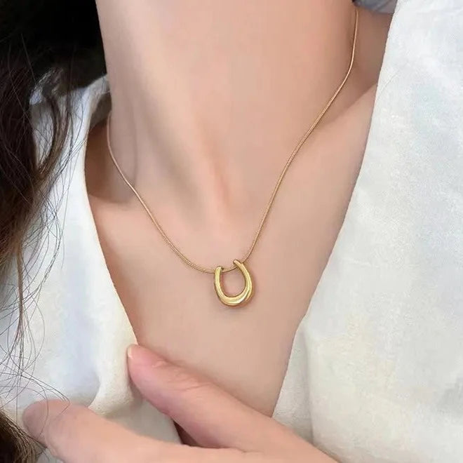 Horseshoe necklace