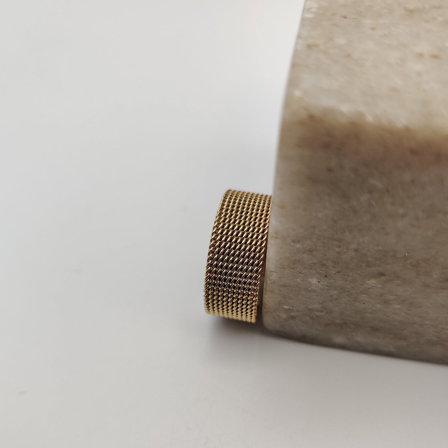 Mesh band