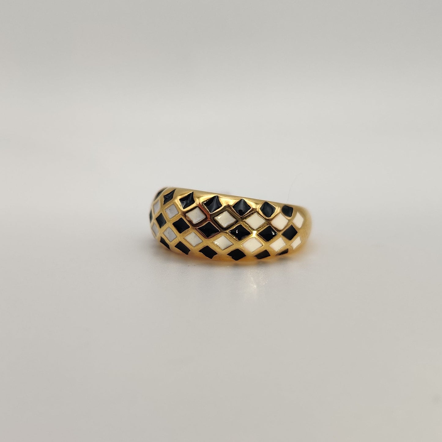 Chequerboard ring