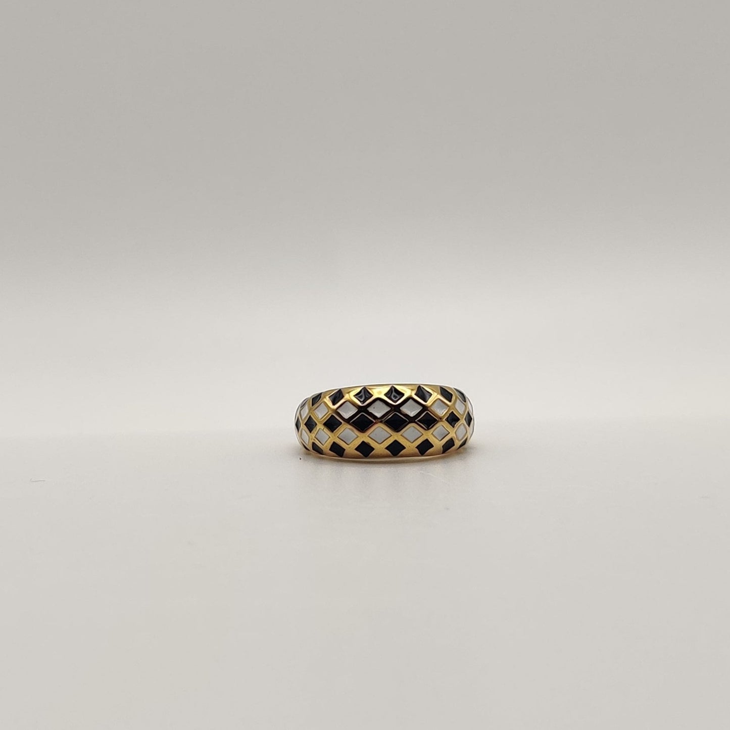 Chequerboard ring