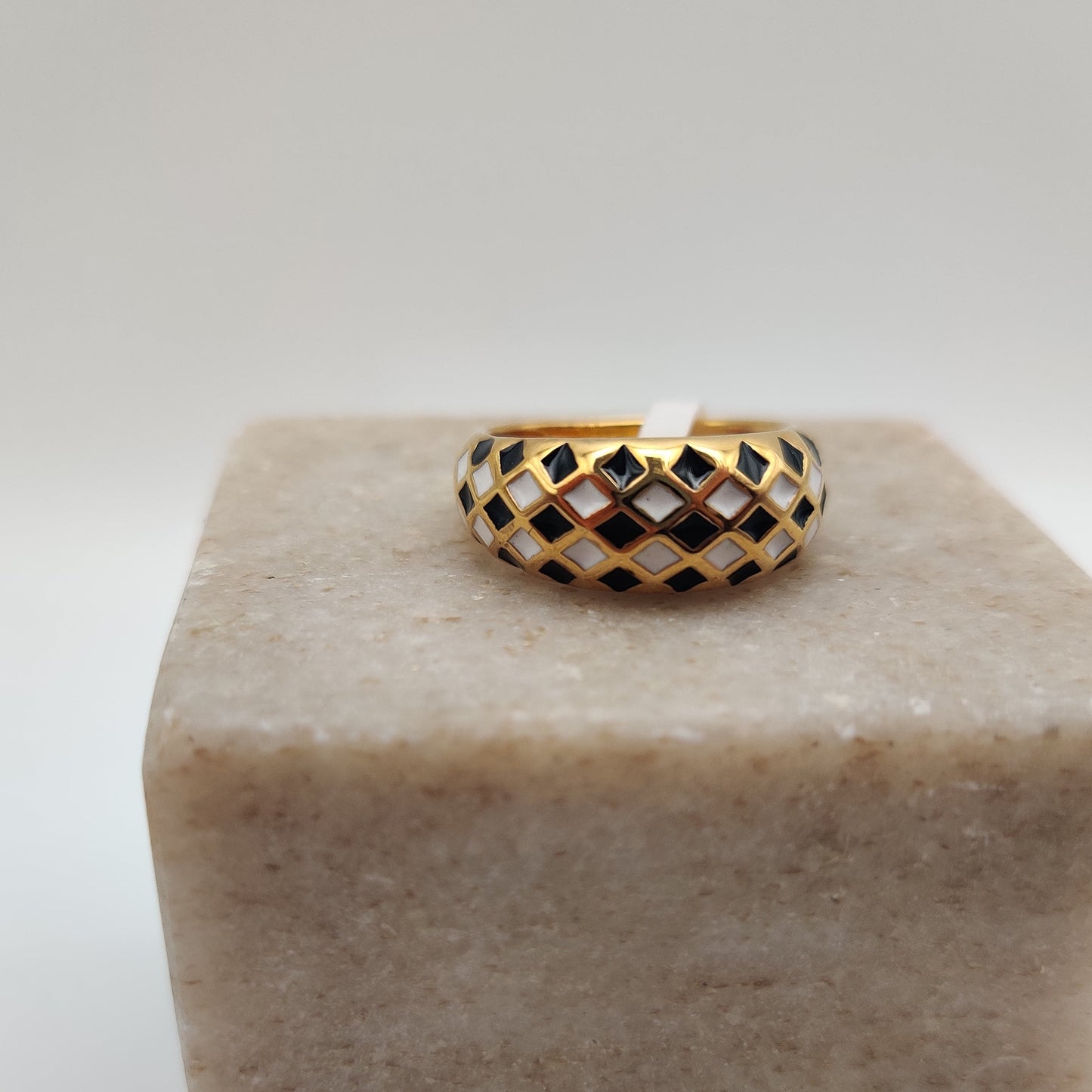 Chequerboard ring