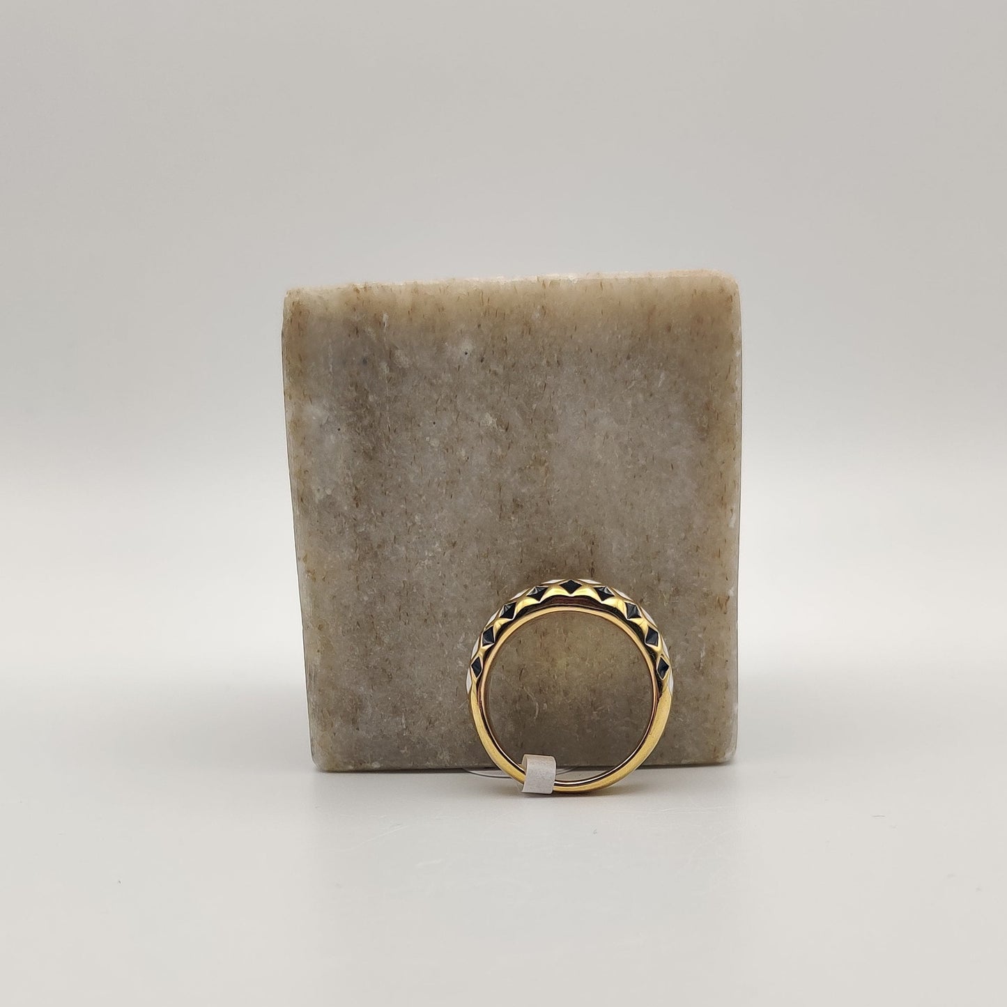 Chequerboard ring