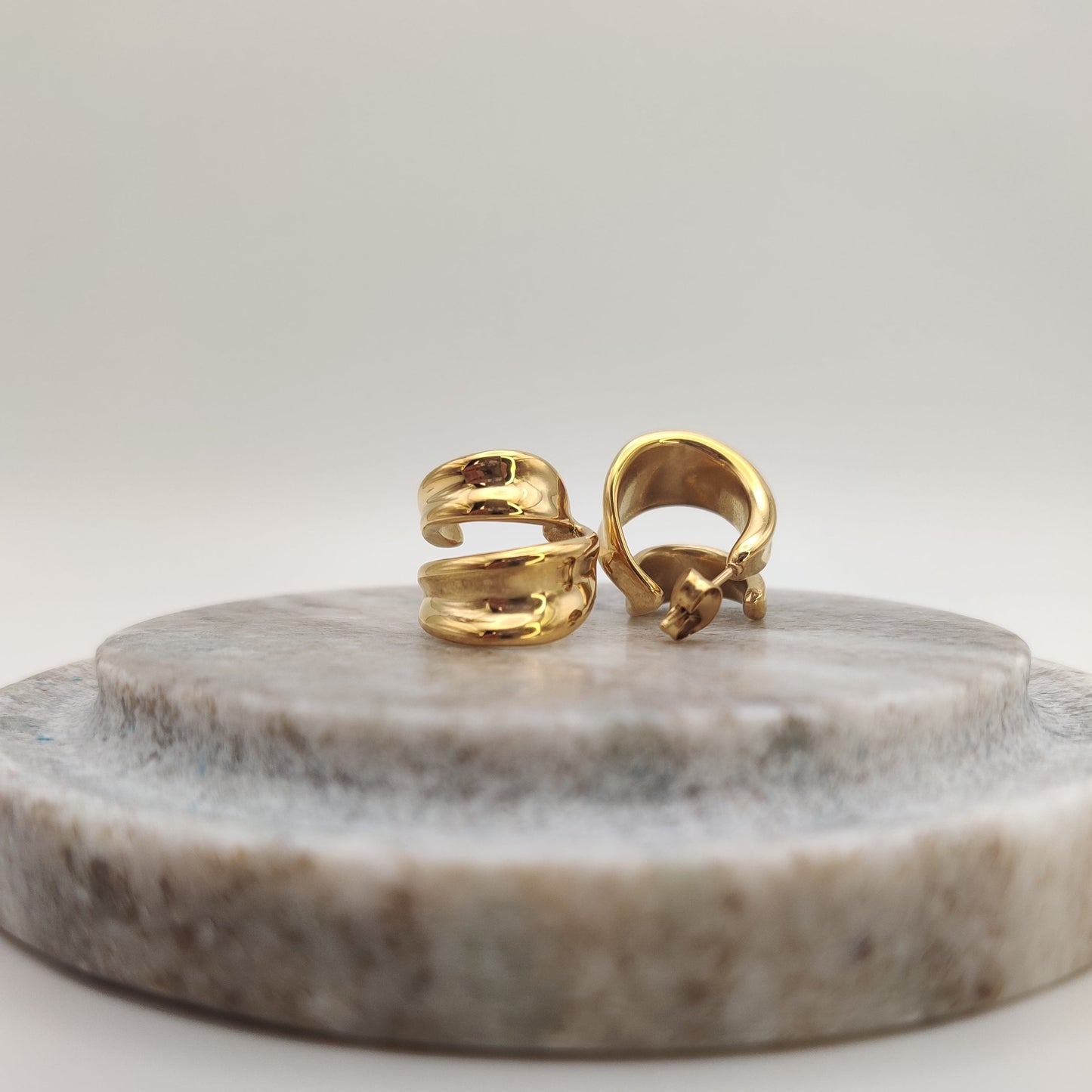 Ribbon studs