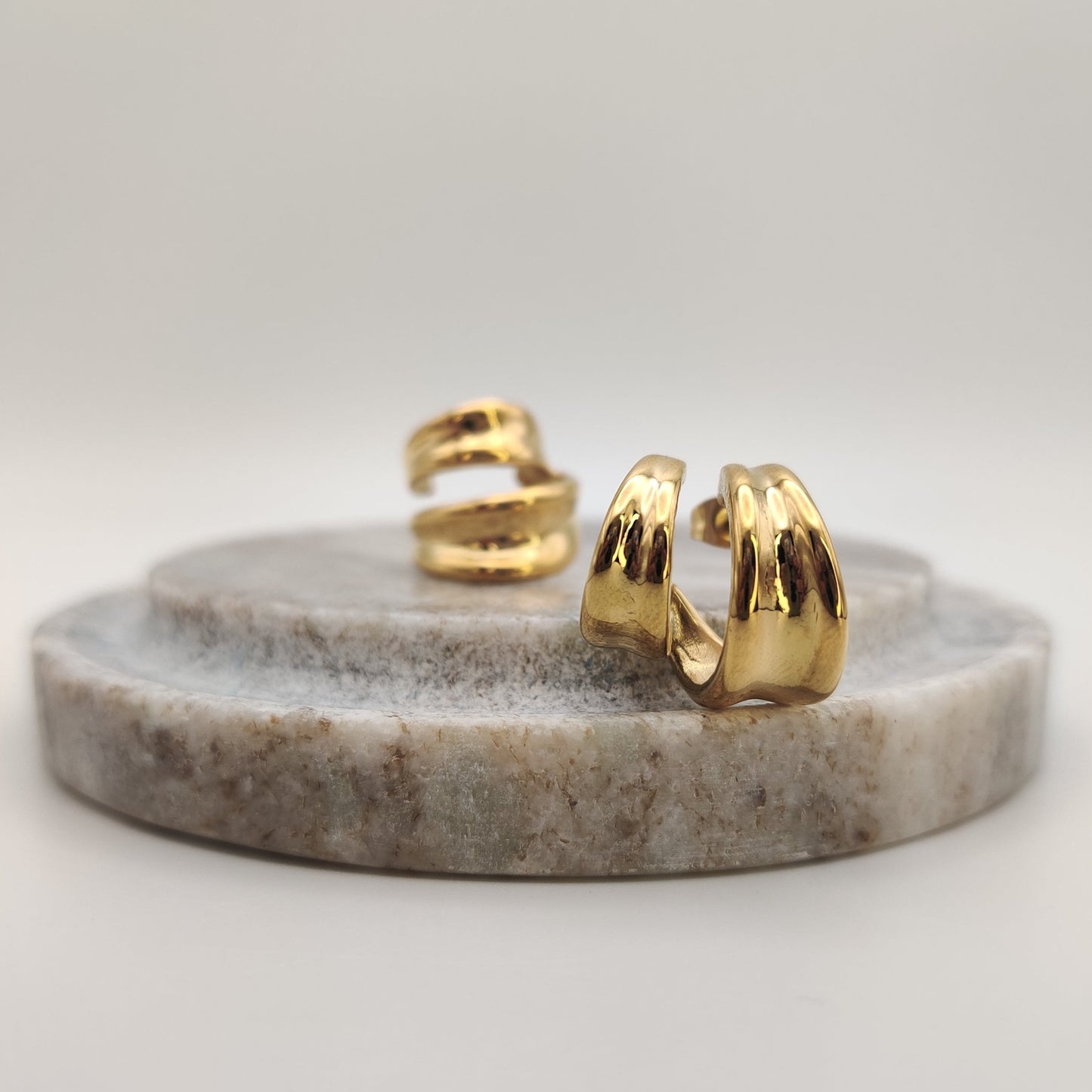 Ribbon studs